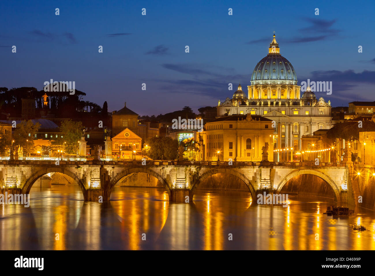 Flusses Tiber, Ponte Sant Angelo und St. Peter Basilika in der Abenddämmerung, Lazio Rom Italien Stockfoto