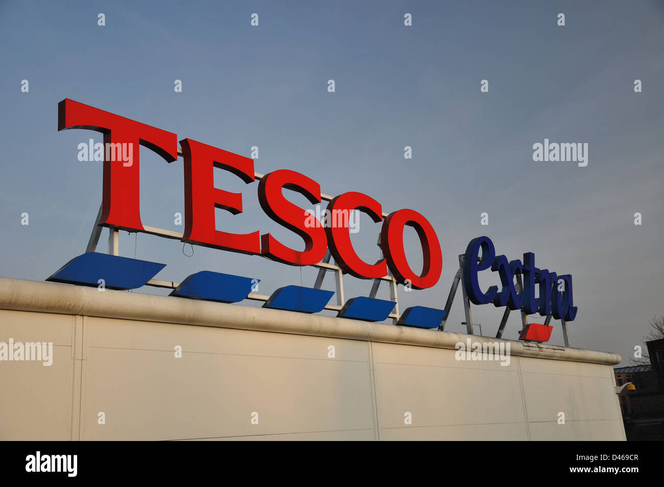 Tesco-Zeichen vor einem blauen Himmel Stockfoto