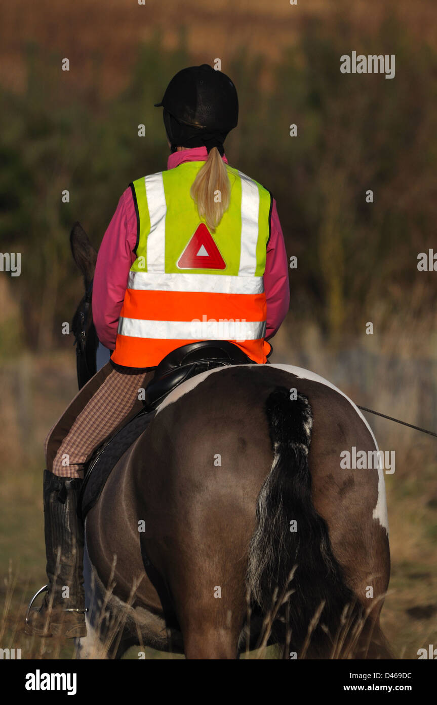 Reiter in reflektierenden, hohe Sichtbarkeit, schützende Kleidung Stockfoto
