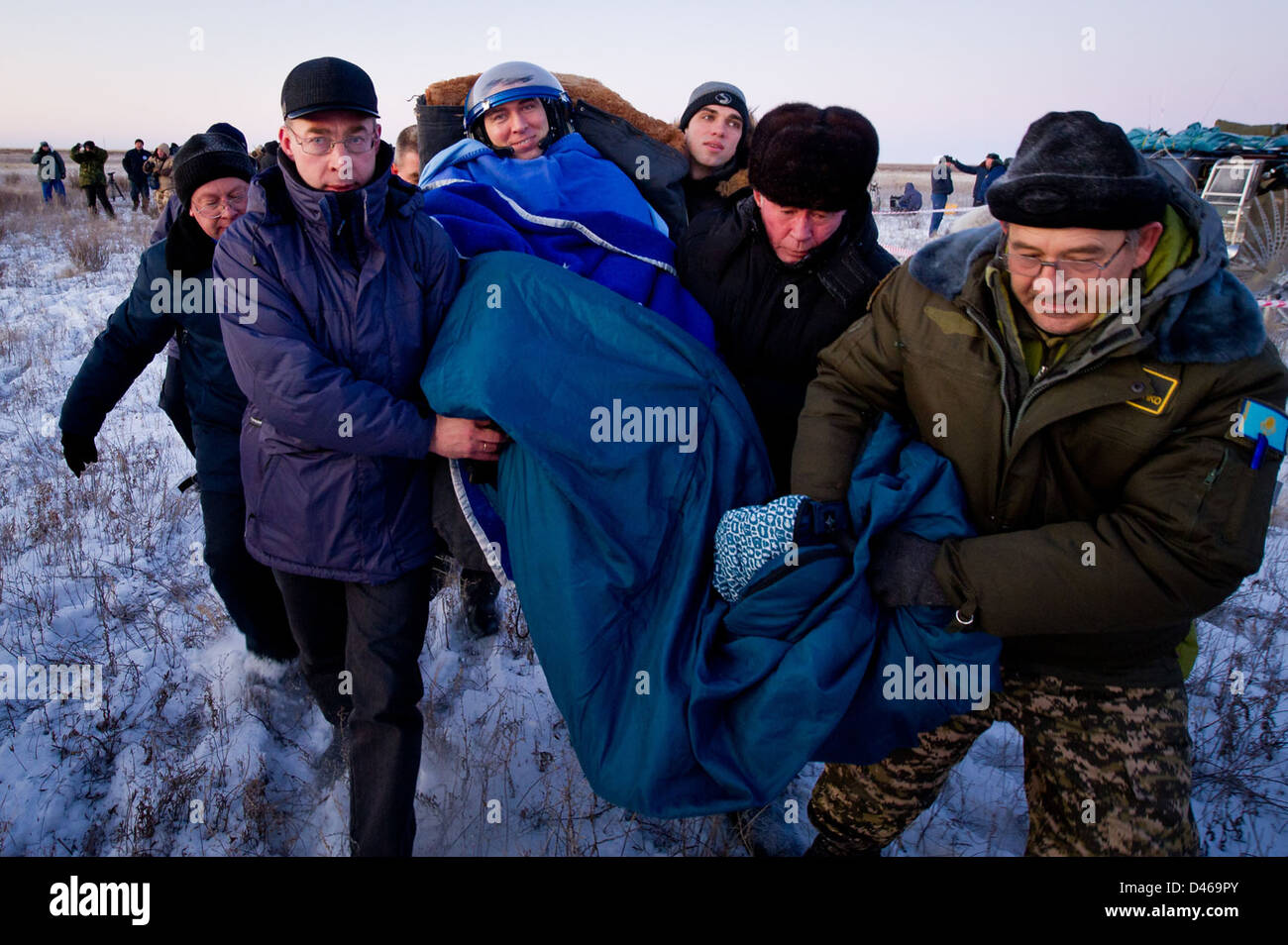 Die Besatzung der Expedition 29, darunter der russische Kosmonaut Sergej Wolkow, landet nach ihrer Mission auf der Internationalen Raumstation sicher in Kasachstan. Die Besatzung verbrachte mehrere Monate mit wissenschaftlichen Forschungen im Weltraum. Stockfoto
