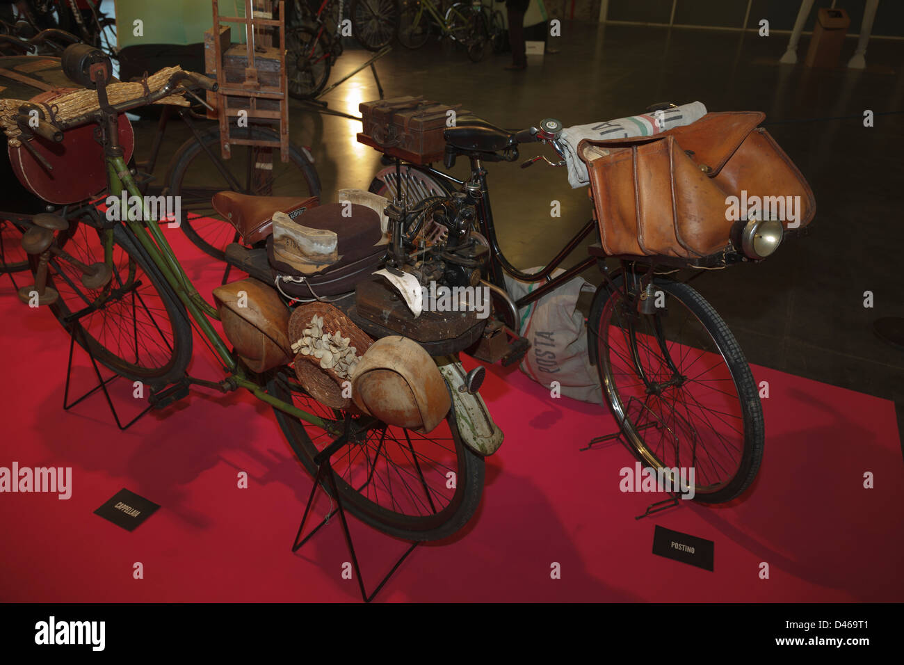 Vorgestellten Fahrräder an den Postboten und Modistin Stockfoto