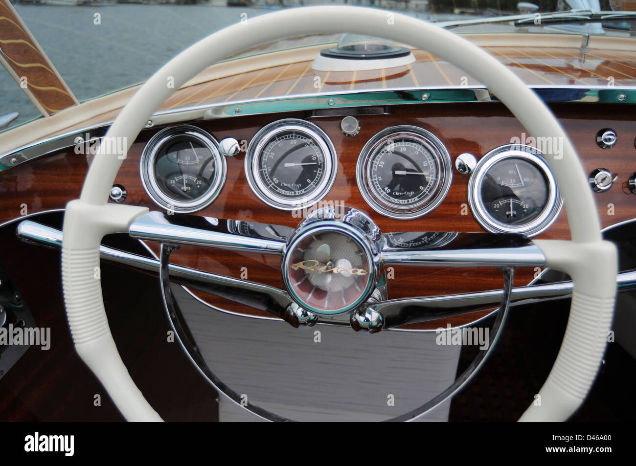 Riva Classic Boat, Hartford, Huntingdon, England, August 2008. Das feine Cockpit des Vintage Motorboot Riva Tritone. Stockfoto