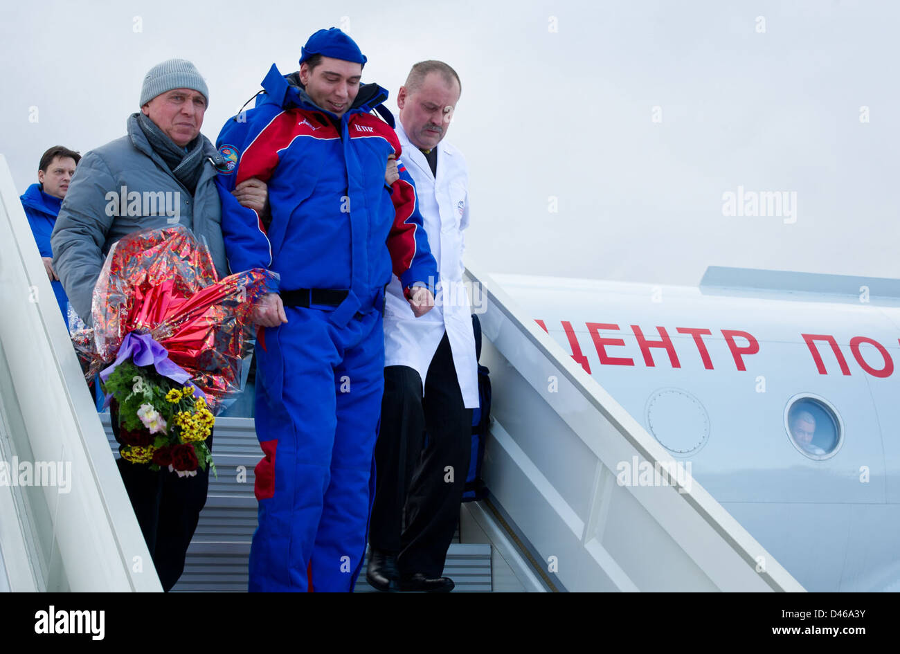 Die 29 Besatzungsmitglieder der Expedition, darunter Sergej Wolkow, landen am Flughafen Tschkalowski in Russland, nachdem sie ihre Mission an Bord der Internationalen Raumstation beendet hatten. Die Besatzung wurde nach ihrem Raumflug auf der Erde begrüßt. Stockfoto