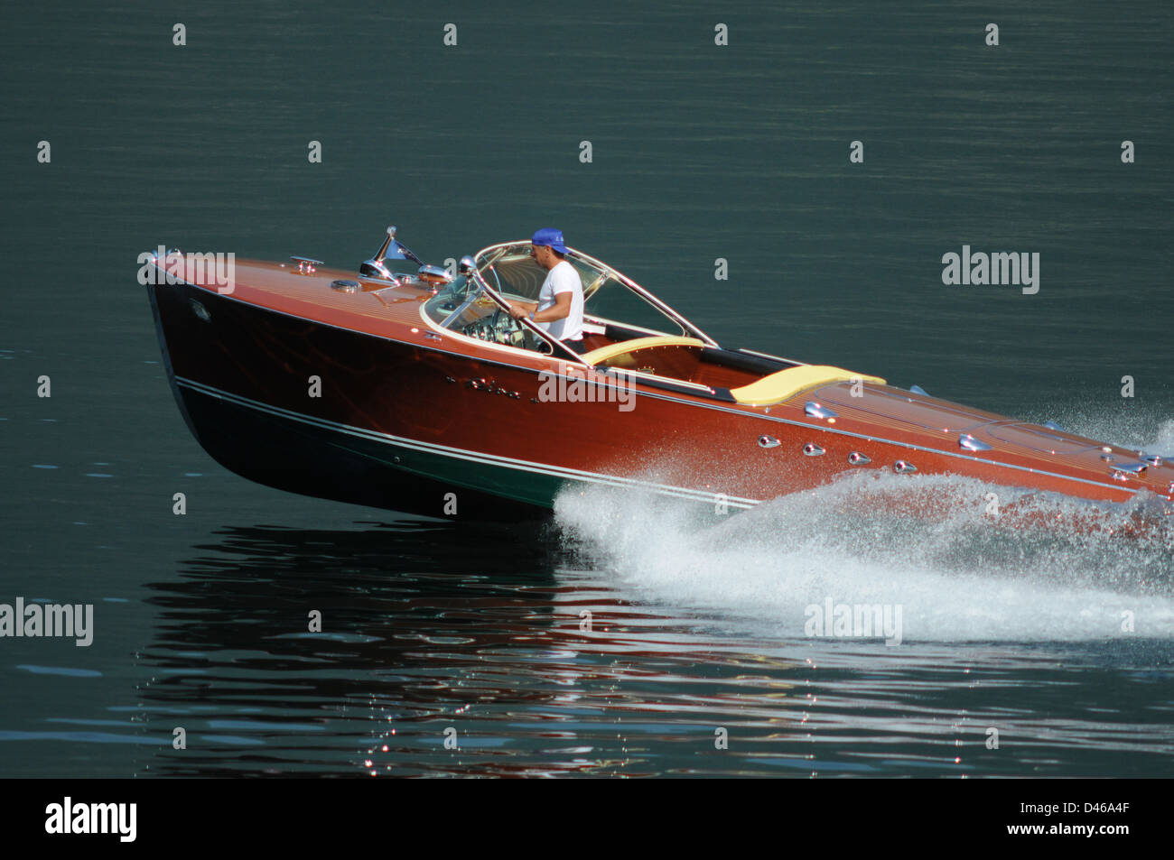 Motorboot Riva Klassiker, Comer See, Italien, Juni 2009. Klassische Tritonus-Motorboot Riva macht Geschwindigkeit über den Comer See, Italien. Stockfoto