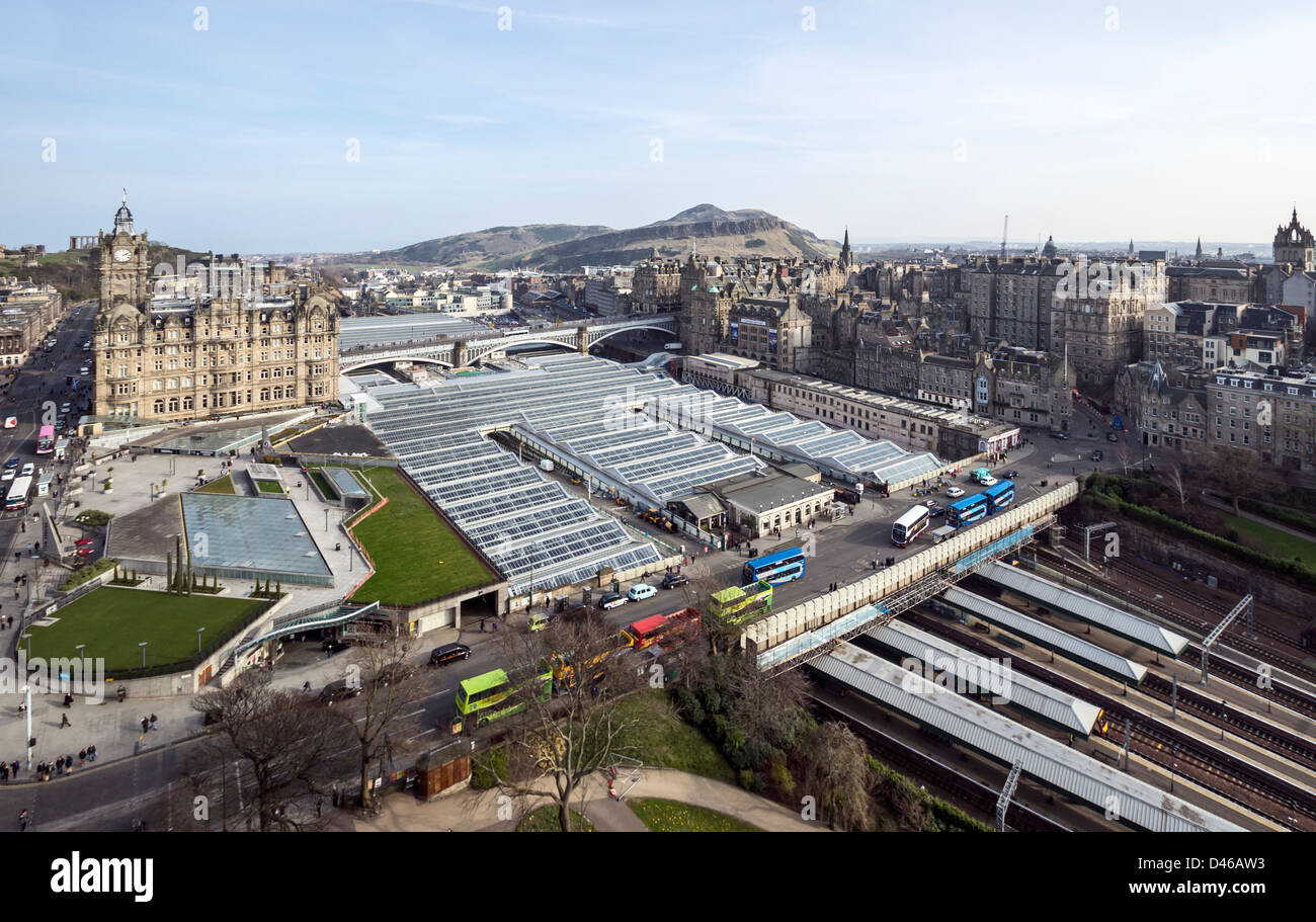 Edinburgh Waverley Bahnhof neues Dach von Sir Walter Scott Monument gesehen Stockfoto