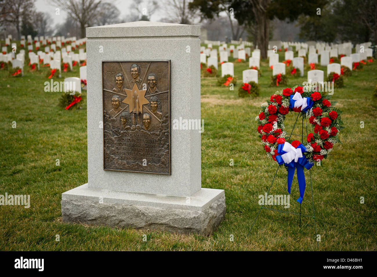 Die Gedenkfeier am Arlington National Cemetery ehrt die Opfer der Space Shuttle Challenger-Katastrophe. Das Denkmal erinnert an die verlorenen Leben und ihre Beiträge zur Weltraumforschung. Stockfoto
