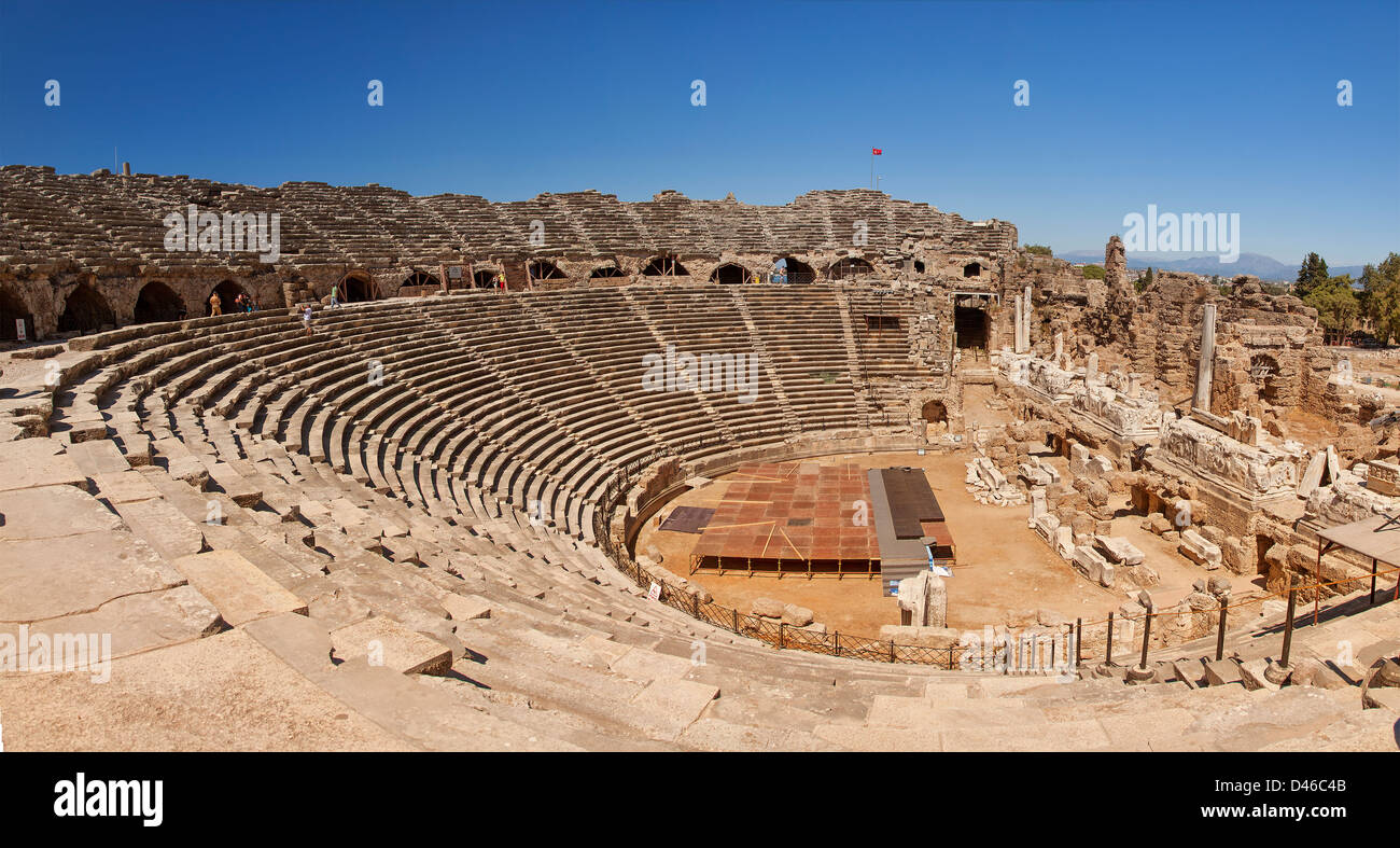 Herrliche Amphitheater aus alten Zeiten in der Region Antalya, Side, Türkei. Stockfoto
