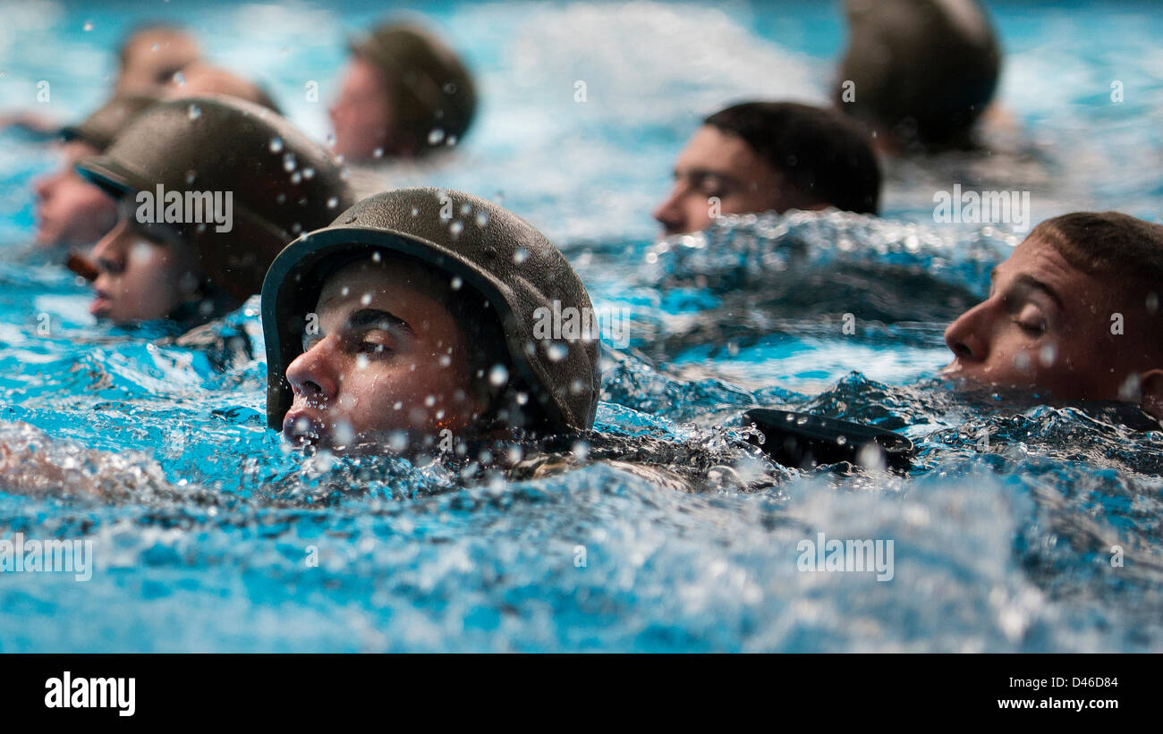 US-Marine Studenten führen Rettung Bohrer in Marine Corps schwimmen Instructor Kurs 5. März 2013 im Marine Corps Base Camp Lejeune, North Carolina. Stockfoto