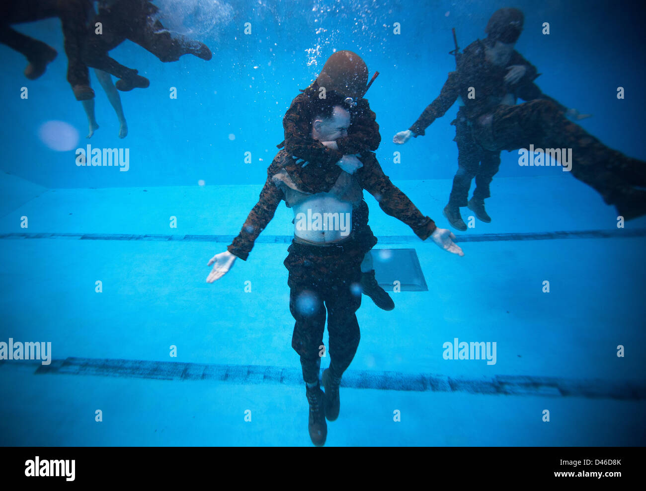 Ein US-Marine ist sicher geborgen unter Wasser im Rahmen einer Rettungsaktion Bohren in Marine Corps schwimmen Instructor Kurs 5. März 2013 im Marine Corps Base Camp Lejeune, North Carolina. Stockfoto