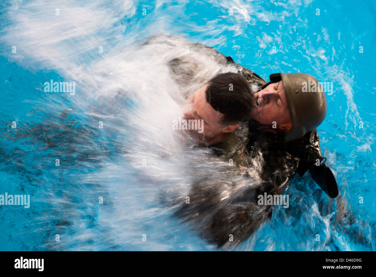 Ein US-Marine führt einen Rettungs-Bohrer in Marine Corps schwimmen Instructor Kurs 5. März 2013 im Marine Corps Base Camp Lejeune, North Carolina. Stockfoto