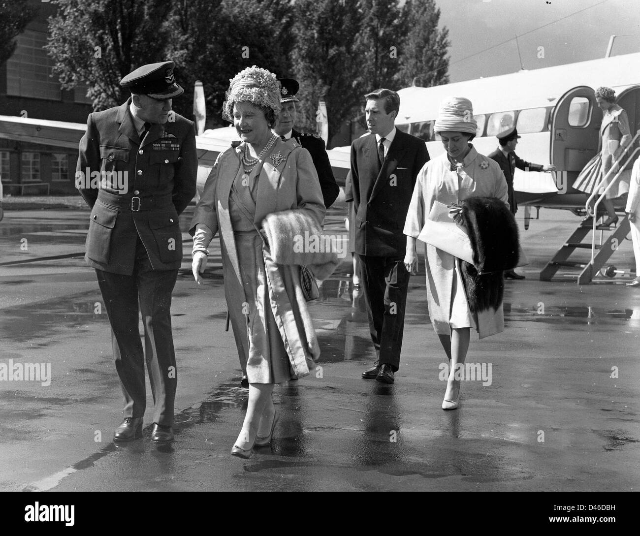Die Königin-Mutter, Prinzessin Margaret und Tony Armstrong-Jones an RAF Cosford 05.02.1961 Stockfoto