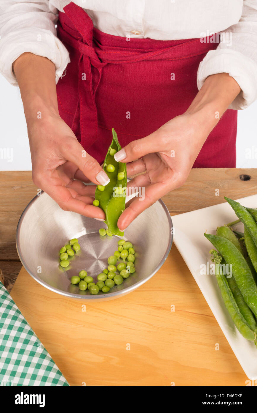 Frische Erbsen Peeling aus ihren pod Stockfoto