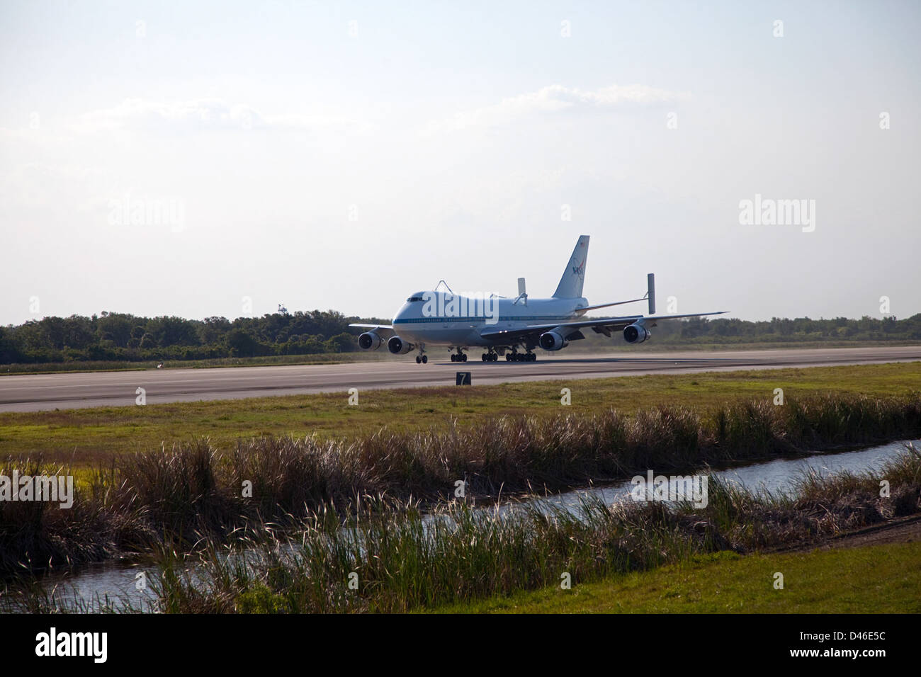 Das Shuttle Carrier Aircraft (SCA), eine modifizierte Boeing 747, trifft im Kennedy Space Center der NASA ein und trägt das ausgemusterte Space Shuttle. Das Shuttle Carrier Flugzeug wurde verwendet, um die Space Shuttles von verschiedenen Orten in das Zentrum zu transportieren, um sie zu sehen und zu warten. Stockfoto