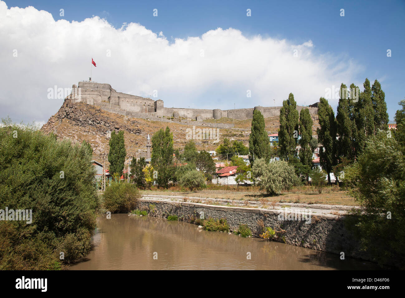 Cayi Flusses und Ansicht mit der Burg, Stadt von Kars, Nord-Ost-Anatolien, Türkei, Asien Stockfoto