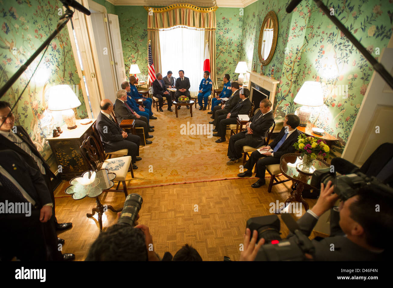 Der japanische Premierminister Yoshihiko Noda trifft sich mit dem NASA-Administrator Charles Bolden, um während eines Treffens im Blair House in Washington, D.C. die Zusammenarbeit zwischen Japan und den USA zu diskutieren Stockfoto