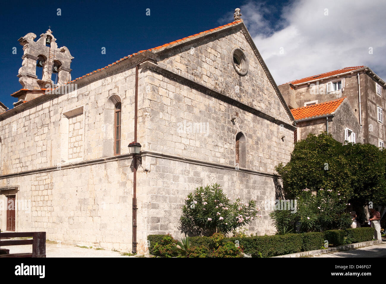Eine steinerne Kirche und der Glockenturm in Korcula Stockfoto