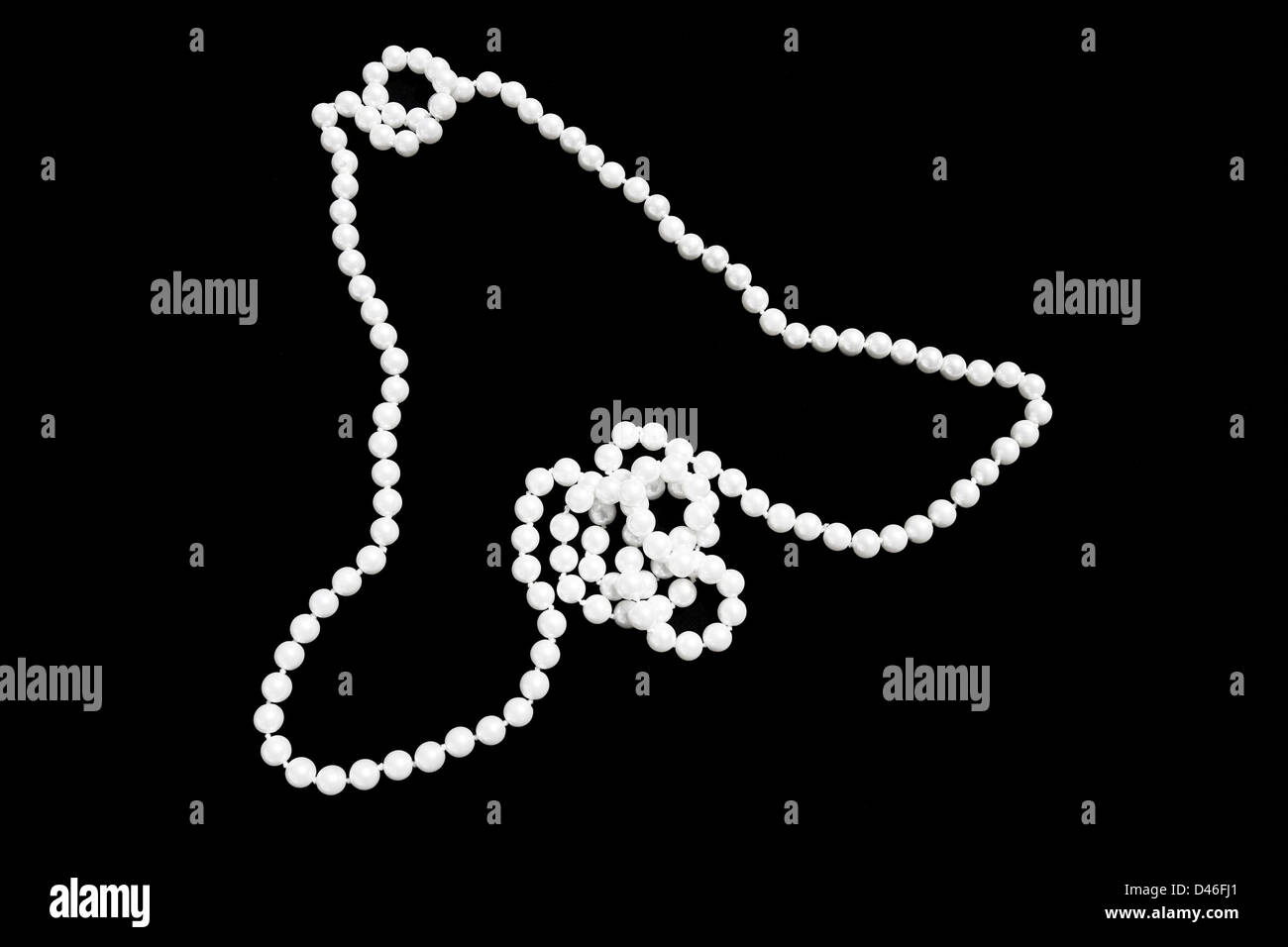Mode Perlen Halskette in Form einer Blume über schwarzen Hintergrund festgelegt. Stockfoto