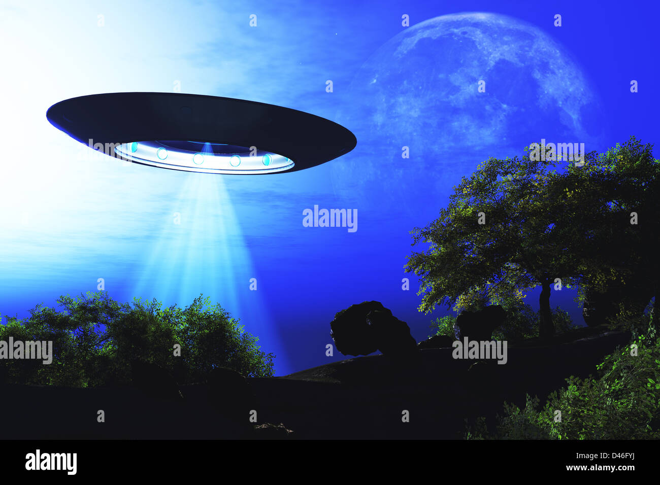 UFO fliegt auf der Erde in der Nacht über Feld Stockfoto