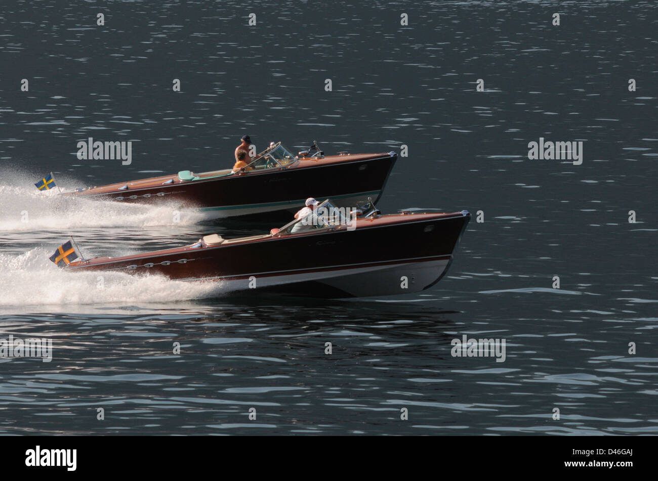 Klassiker Riva Boote, Comer See, Norditalien, Juli 2009. Paar von klassischen Oldtimer Riva Motorboote mit Geschwindigkeit auf den Comer See Italien. Stockfoto