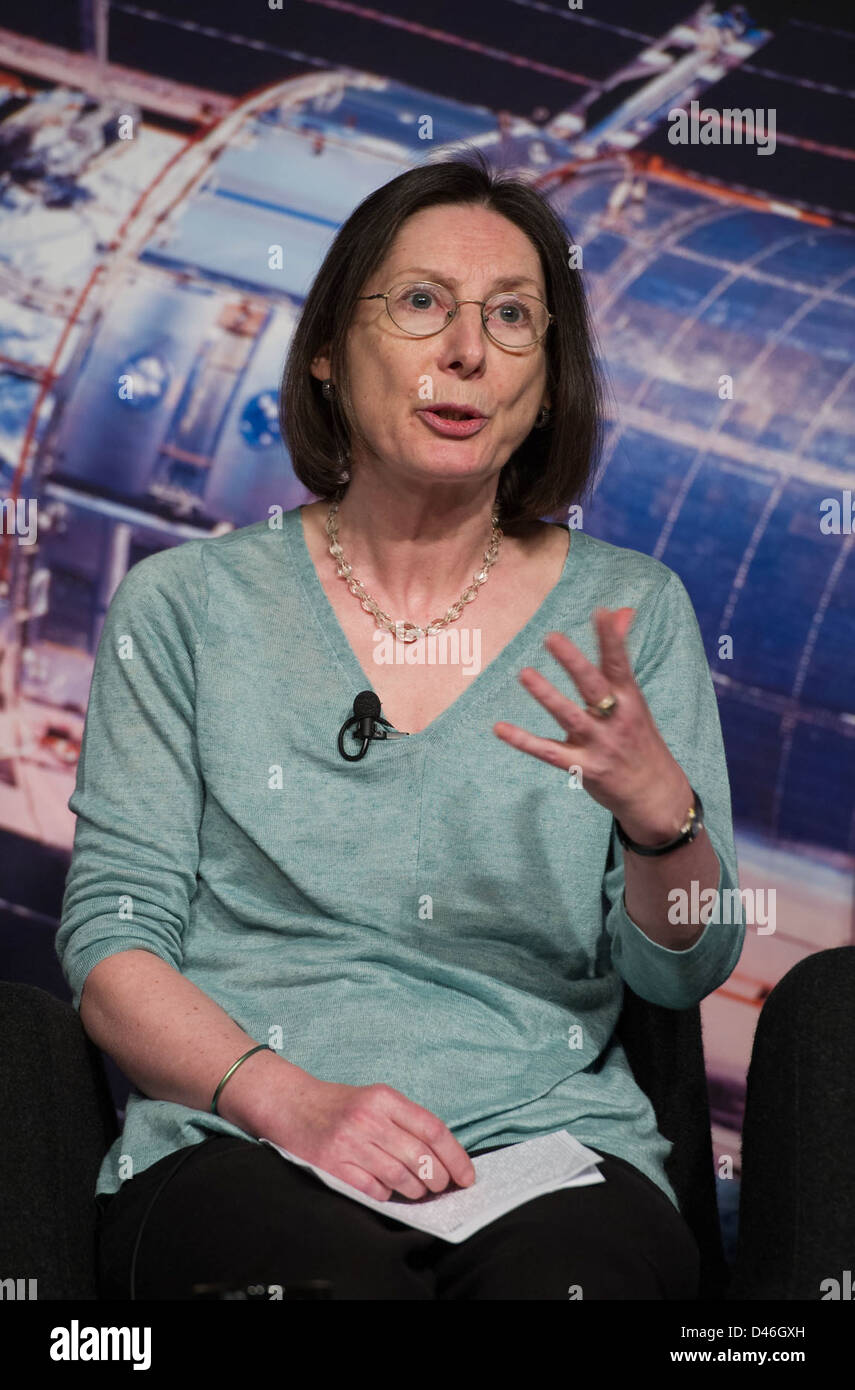 Ein Briefing über die Kollision der M31 Galaxie, das Forschungen des Hubble Weltraumteleskops der NASA enthält, befasst sich mit der Verschmelzung der Andromeda-Galaxie mit der Milchstraße, einem Schlüsselereignis in der galaktischen Evolution. Stockfoto