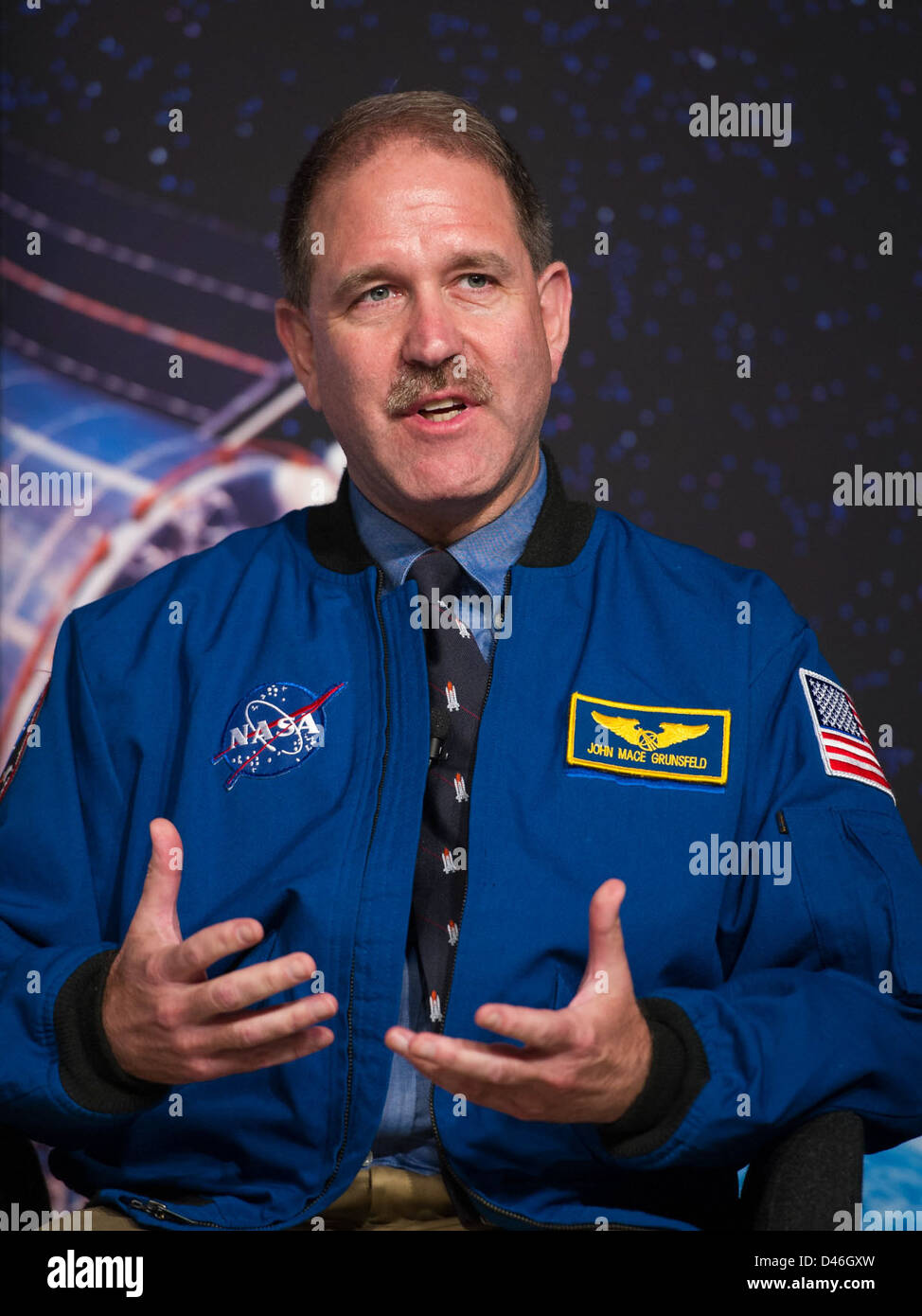 Die NASA hielt ein Briefing ab, in dem die Kollision zwischen der Milchstraße und der Andromeda-Galaxie (M31) unter Verwendung von Daten des Hubble-Weltraumteleskops diskutiert wurde. John Grunsfeld und Paul Alers vom Direktorat für Wissenschaftsmission der NASA präsentierten die Ergebnisse und gaben Einblicke in die Dynamik galaktischer Kollisionen. Stockfoto