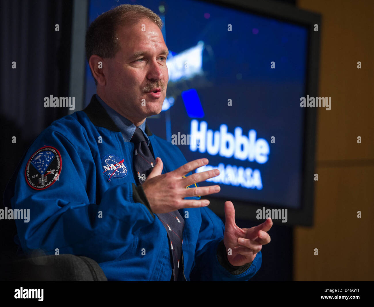 NASA-Briefing über die Kollision zwischen der Andromeda-Galaxie (M31) und der Milchstraße, in dem die Auswirkungen auf die galaktische Evolution unter der Leitung von John Grunsfeld und Paul E. Alers diskutiert wurden. Stockfoto