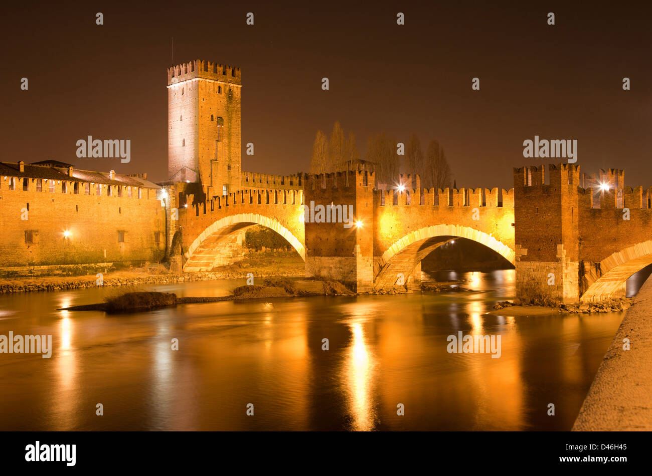 Verona - Scaligero-Brücke in der Nacht - Ponte Scaligero Stockfoto
