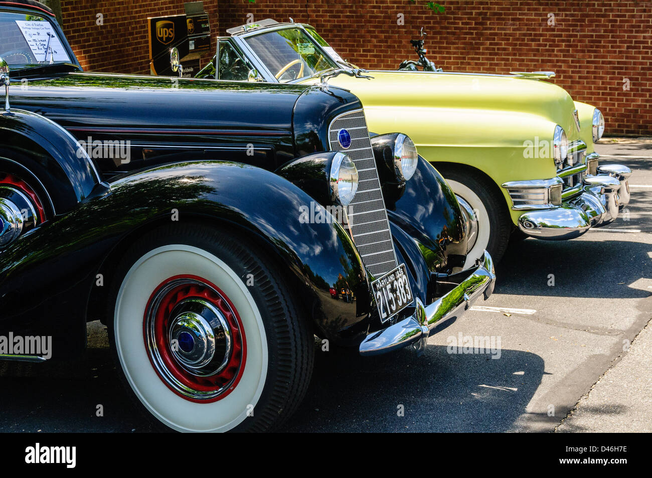 Antike 1936 Lincoln V12 und 1949 Cadillac Cabrio, Auto-Show, Armstrong Straße, Altstadt Fairfax, Virginia Stockfoto