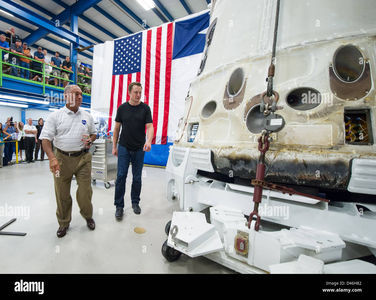 Die Dragon Capsule von SpaceX überträgt die Fracht erfolgreich zur Internationalen Raumstation (ISS) im Rahmen des NASA-Programms für kommerzielle Nachbelieferung. Die Mission, die von McGregor, Texas, gestartet wurde, wurde von SpaceX-Gründer Elon Musk geleitet, was die laufende Zusammenarbeit zwischen der NASA und privaten Raumfahrtunternehmen bei Frachtlieferungen hervorhebt. Stockfoto