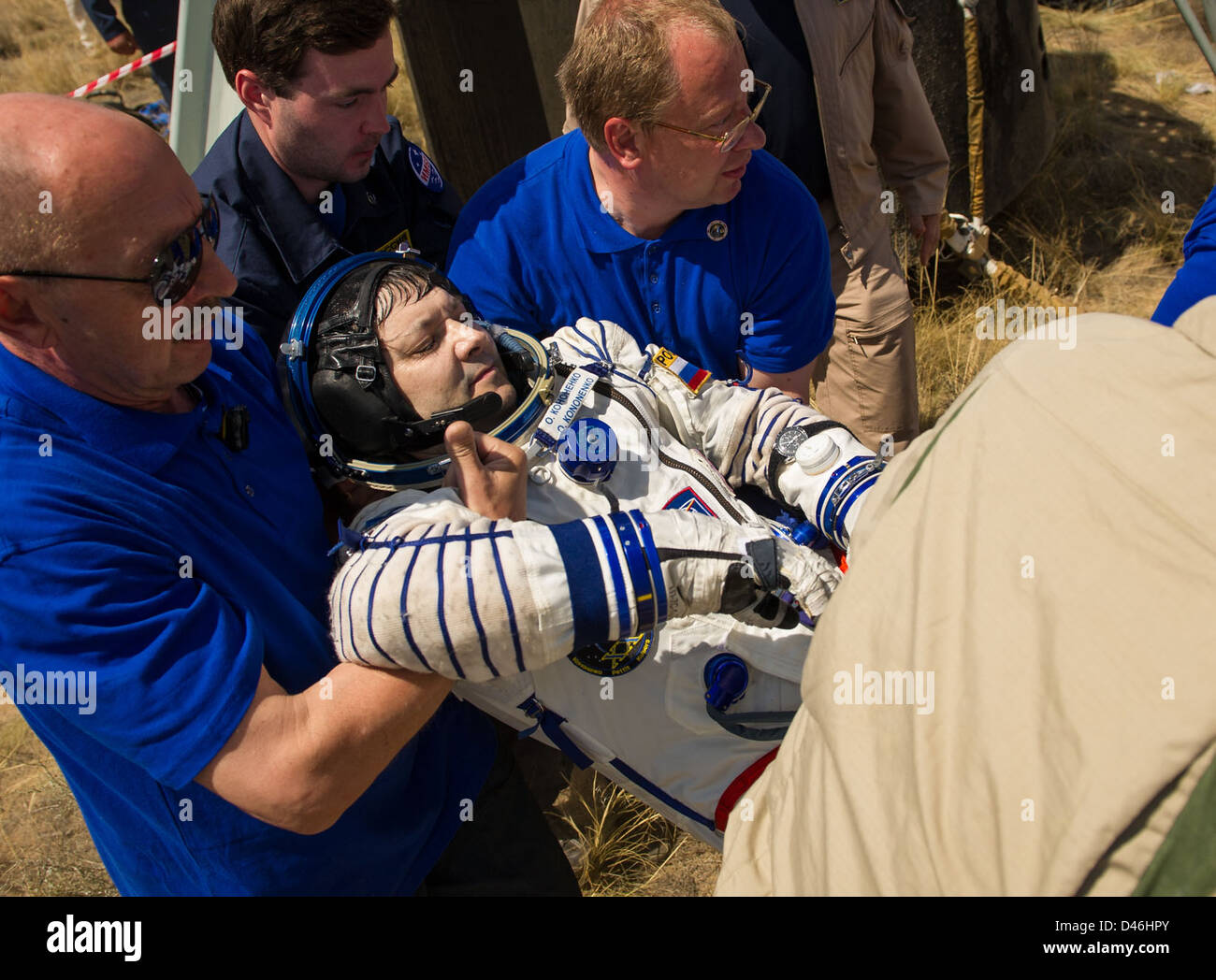 Expedition 31 Astronauten, darunter Oleg Kononenko, landeten erfolgreich in Kasachstan, nachdem sie ihre Mission an Bord der Internationalen Raumstation beendet hatten. Die Besatzungsmitglieder trugen Sokol-Raumanzüge während der Abfahrt, und die Landung fand in der Nähe von Zhezkazgan statt. Stockfoto