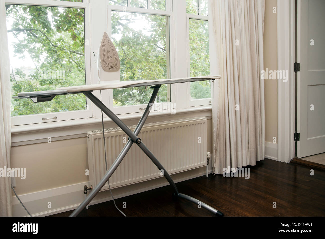 Bügeleisen und Bügelbrett Fenster im Zimmer zu Hause Stockfoto