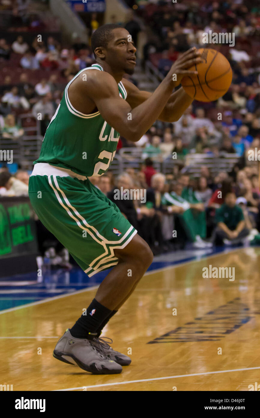 5. März 2013: Boston Celtics shooting Guard Jordan Crawford (27) reiht sich seinen Schuss während der NBA-Spiel zwischen den Boston Celtics und die Philadelphia 76ers im Wells Fargo Center in Philadelphia, Pennsylvania. Die Boston Celtics schlagen die Philadelphia 76ers, 109-101. Stockfoto