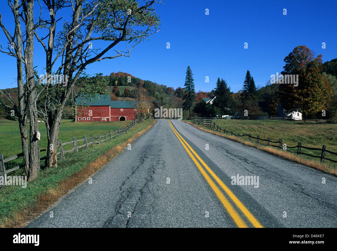 Elk280-1271 Vermont, Pomfret, ländlichen Autobahn mit Scheune Stockfoto