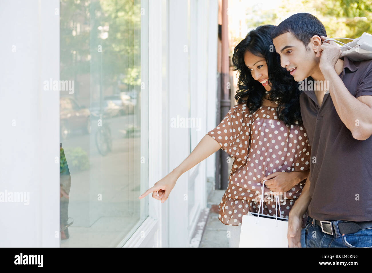 Hispanic-Latino Paar genießt eine Shopping Lifestyle in New York Stockfoto