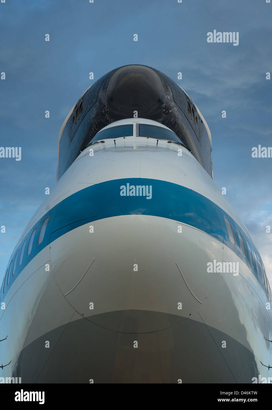 Das Space Shuttle Endeavour wird mit dem 747 Shuttle Carrier Aircraft (SCA) an der Cape Canaveral Shuttle Landing Facility in Florida transportiert. Der legendäre Shuttle wird als Teil seiner letzten Reise zum California Science Center gebracht. Stockfoto