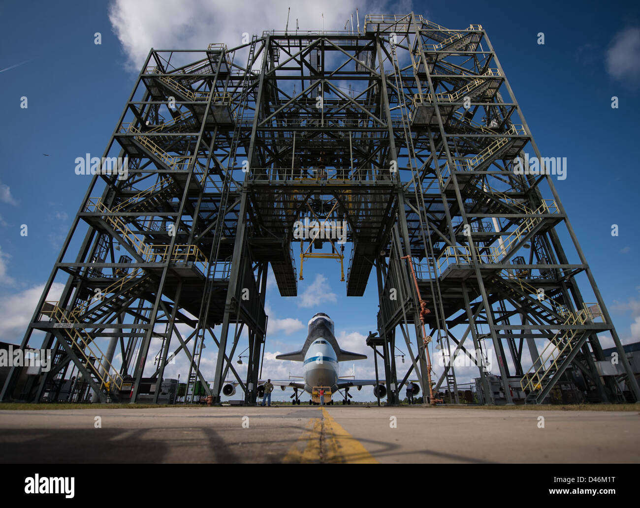 Das Space Shuttle Endeavour wird auf einem Boeing 747 Shuttle Carrier Aircraft (SCA) nach Cape Canaveral transportiert. Das Flugzeug befördert das Shuttle zum Zielort der Kennedy Space Center Shuttle Landing Facility. Stockfoto