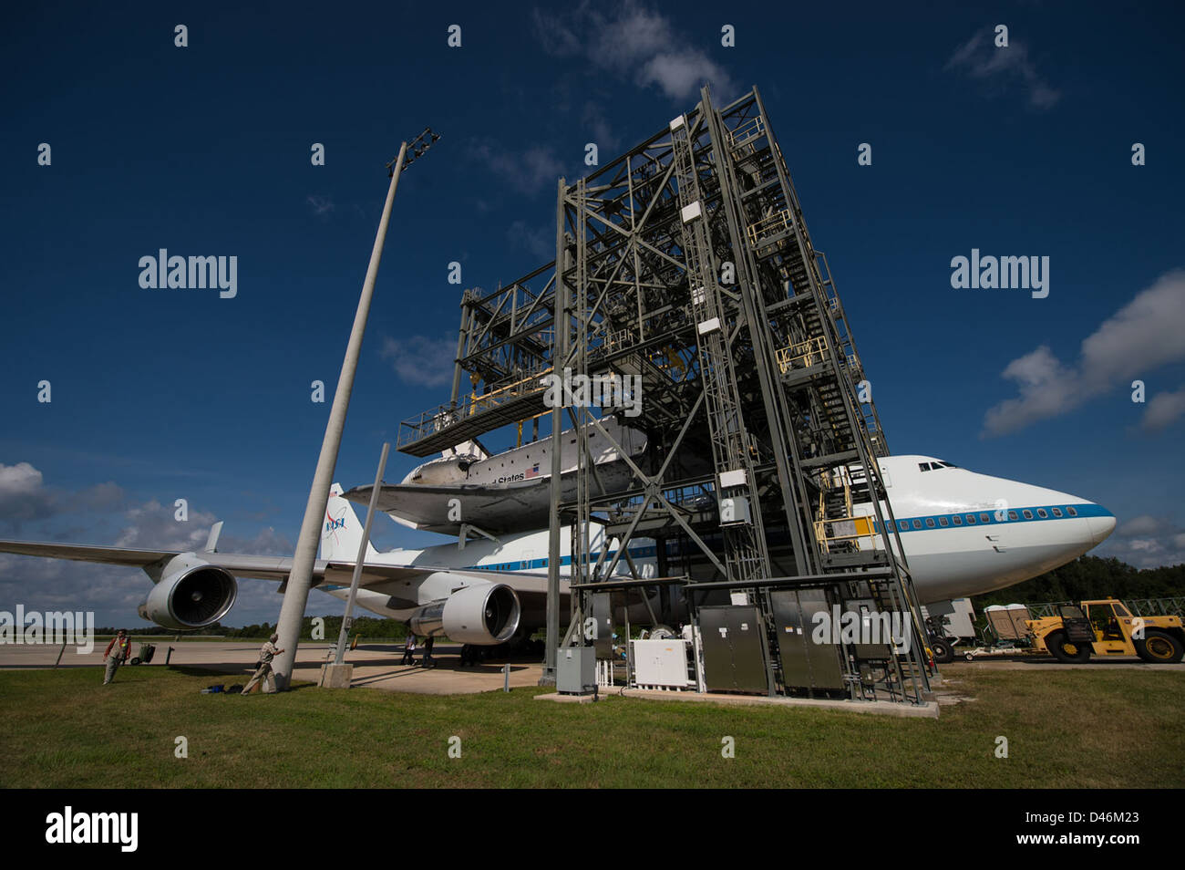 Das Space Shuttle Endeavour wird mit einem Shuttle Carrier Aircraft (SCA) vom Kennedy Space Center zum Zielort transportiert. Die historische Reise des Shuttles markiert das Ende seines Missionsprogramms. Stockfoto