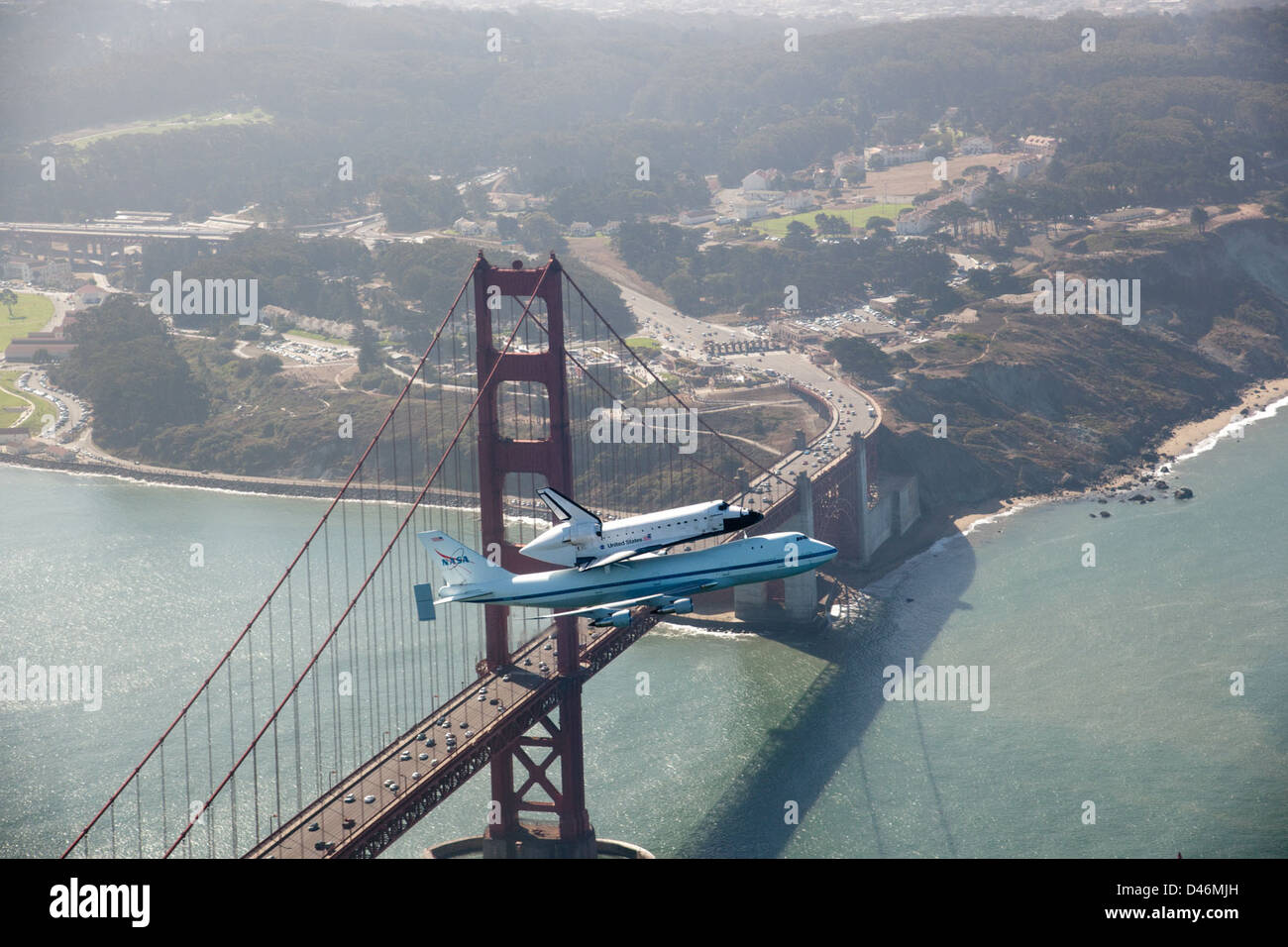 Das Space Shuttle Endeavour, montiert auf dem Shuttle Carrier Flugzeug, fliegt auf seiner letzten Reise zum California Science Center über die Golden Gate Bridge. Diese Veranstaltung markiert den Ruhestand des Shuttles und seine neue Rolle als Bildungsausstellung. Stockfoto