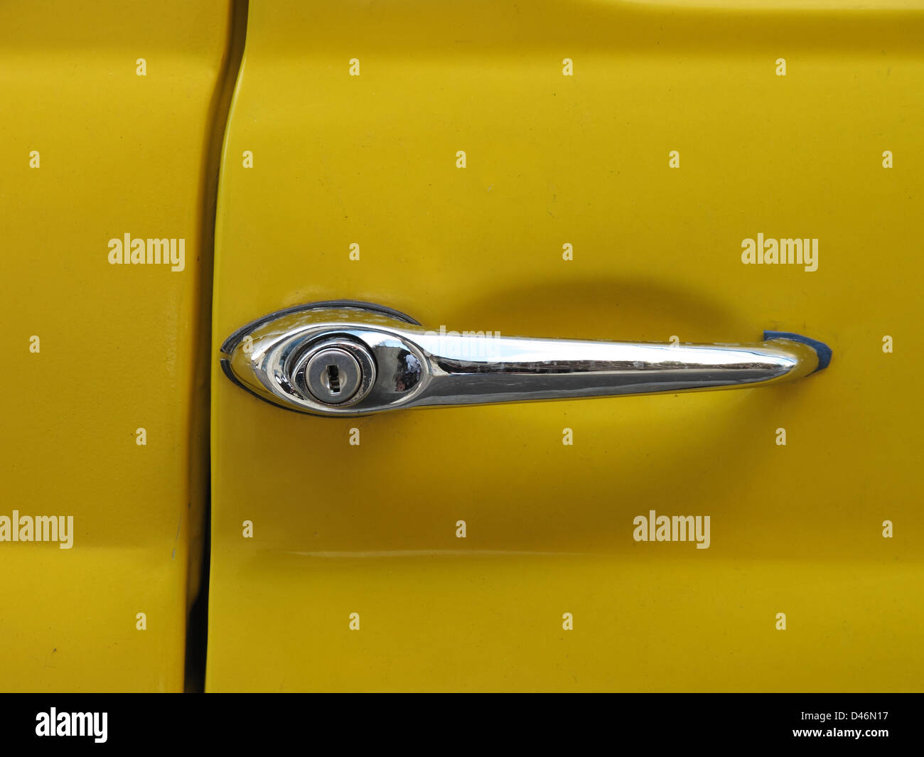 Behandeln von einem gelben Auto Fiat 500 alten Stil Stockfoto
