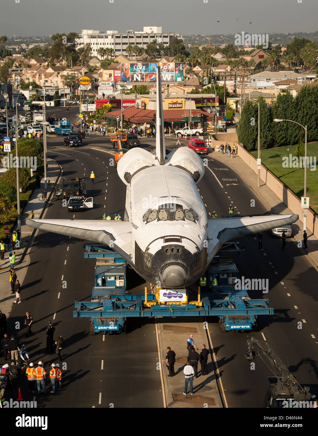Das Space Shuttle Endeavour wurde durch Los Angeles transportiert. Das Shuttle, das mit einem Überlandtransporter transportiert wurde, wurde an seinen endgültigen Ausstellungsort gebracht, um der Öffentlichkeit Zugang zum legendären Raumschiff zu ermöglichen. Stockfoto