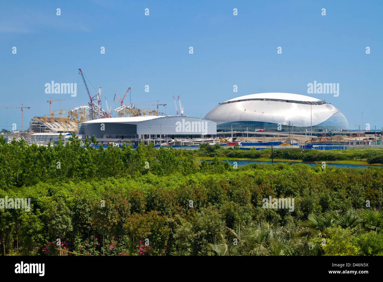 Aligemeinen Blick auf den Olympiapark, 25. Juni 2012 - Olympia-Vorschau: (L-R) das Fisht Olympiastadion, der die Eröffnung und Schlussfeier Veranstaltungsort, Ice Cube Curling Center, Eisstockschießen Veranstaltungsort und der Bolschoi Eis Dome, Eishockey Austragungsort der Winterspiele von Sotschi 2014 wird im Olympia-Park in Russland gesehen. (Foto: Olympstroy via AFLO) Stockfoto