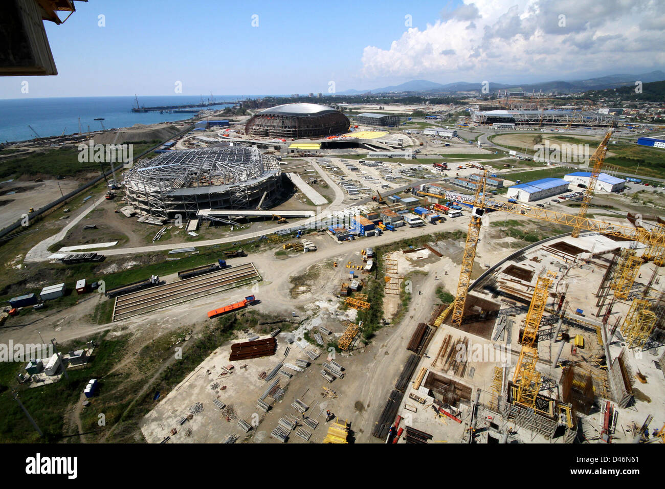 Gesamtansicht des Olympiaparks, AUGUST 2011 - Olympia-Vorschau: (L-R) der Shayba Arena (vormals Maly Eispalast), Eis Sledge Hockey Veranstaltungsort, der Bolschoi-Ice-Dome, der Austragungsort der Eishockey, Ice Cube Curling Center, Curling Veranstaltungsort und Adler Arena Skating Center, dem Eisschnelllauf Austragungsort der Winterspiele 2014 in Sotschi, ist im Olympia-Park in Russland gesehen. (Foto: Olympstroy via AFLO) Stockfoto