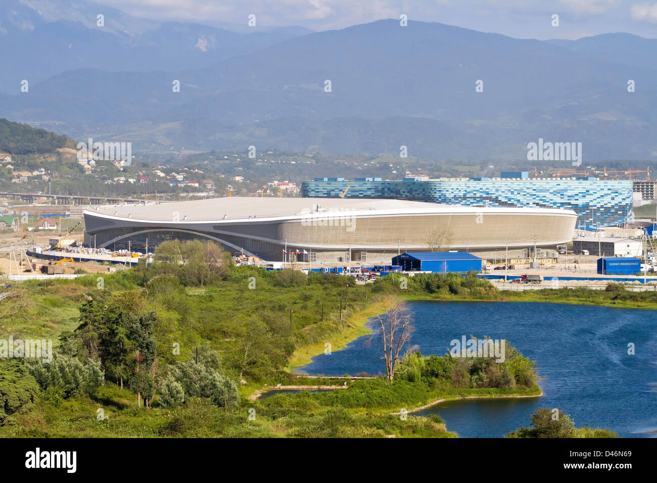 Aligemeinen Blick auf den Olympiapark, 24. August 2012 - Olympia-Vorschau: (F-B) der Adler Arena Skaten Center, der Austragungsort der Eisschnelllauf und der Eisberg-Skating-Palast, der Eiskunstlauf & short-Track Eisschnelllauf Austragungsort der Winterspiele 2014 in Sotschi, ist im Olympia-Park in Russland gesehen. (Foto: Olympstroy via AFLO) Stockfoto