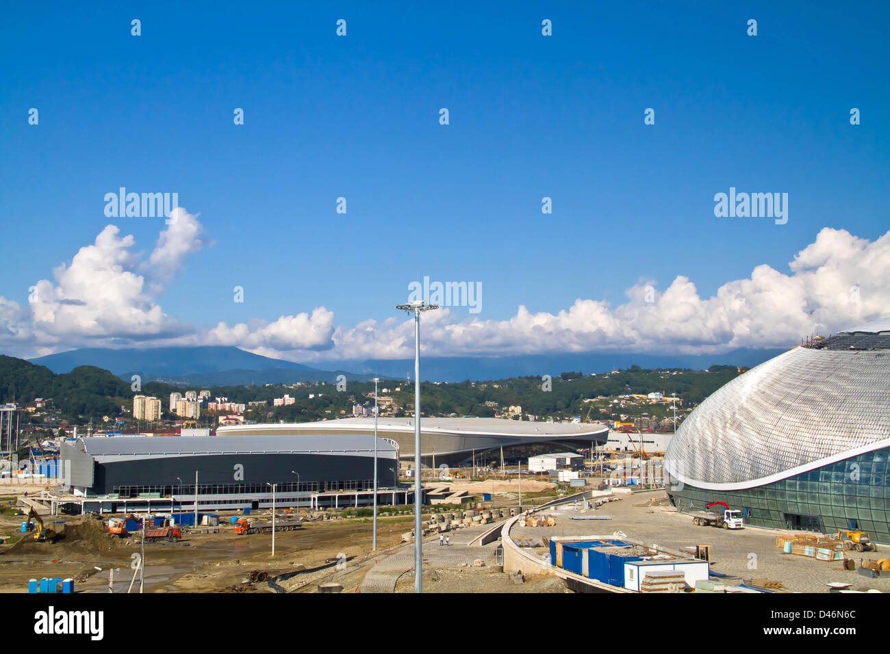 Aligemeinen Blick auf den Olympiapark, 22. August 2012 - Olympia-Vorschau: (L-R) The Ice Cube Curling Center, Eisstockschießen Veranstaltungsort, Adler Arena Skating Center, der Austragungsort der Eisschnelllauf und den Bolschoi Eis Dome, Eishockey Austragungsort der Winterspiele von Sotschi 2014 wird im Olympia-Park in Russland gesehen. (Foto: Olympstroy via AFLO) Stockfoto