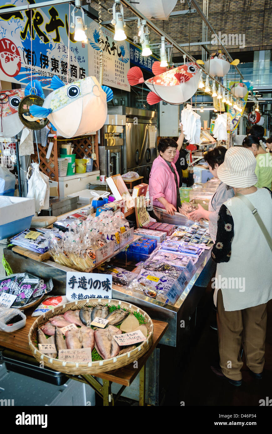 Giftigen Fugu (Kugelfisch) und anderen Meeresfrüchten im Angebot bei einem indoor Meeresfrüchte-Markt in Japan; Japanische Fischmarkt; Fisch Stand; Stockfoto