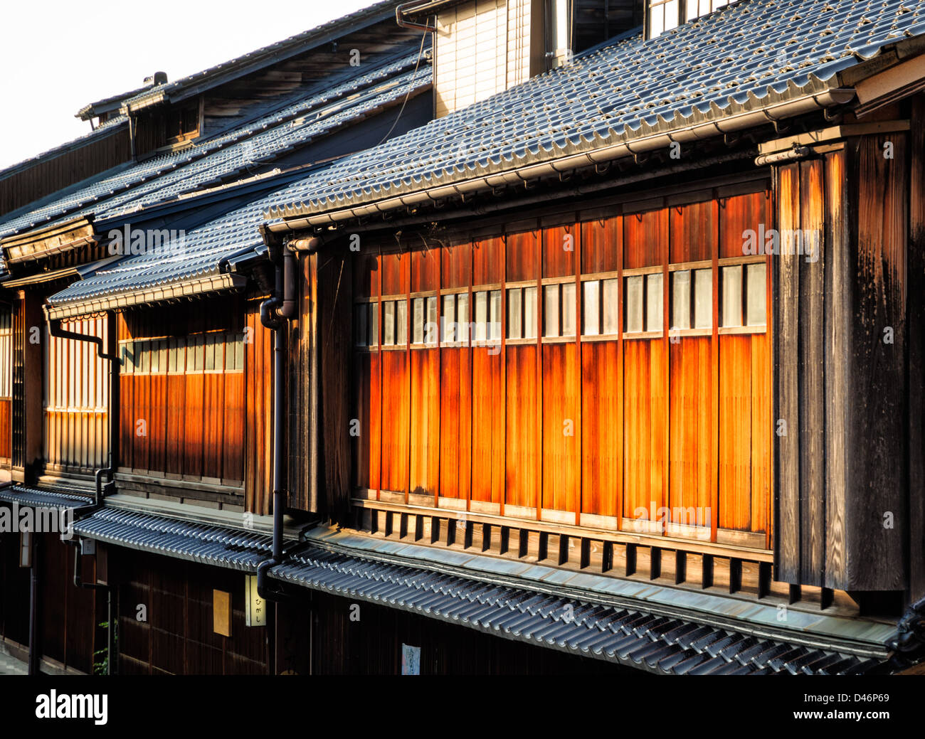 Obergeschosse der traditionellen Edo-Ära ("Samurai") Holzhäuser in Kanazawa, Japan reflektieren die Abendsonne. Stockfoto