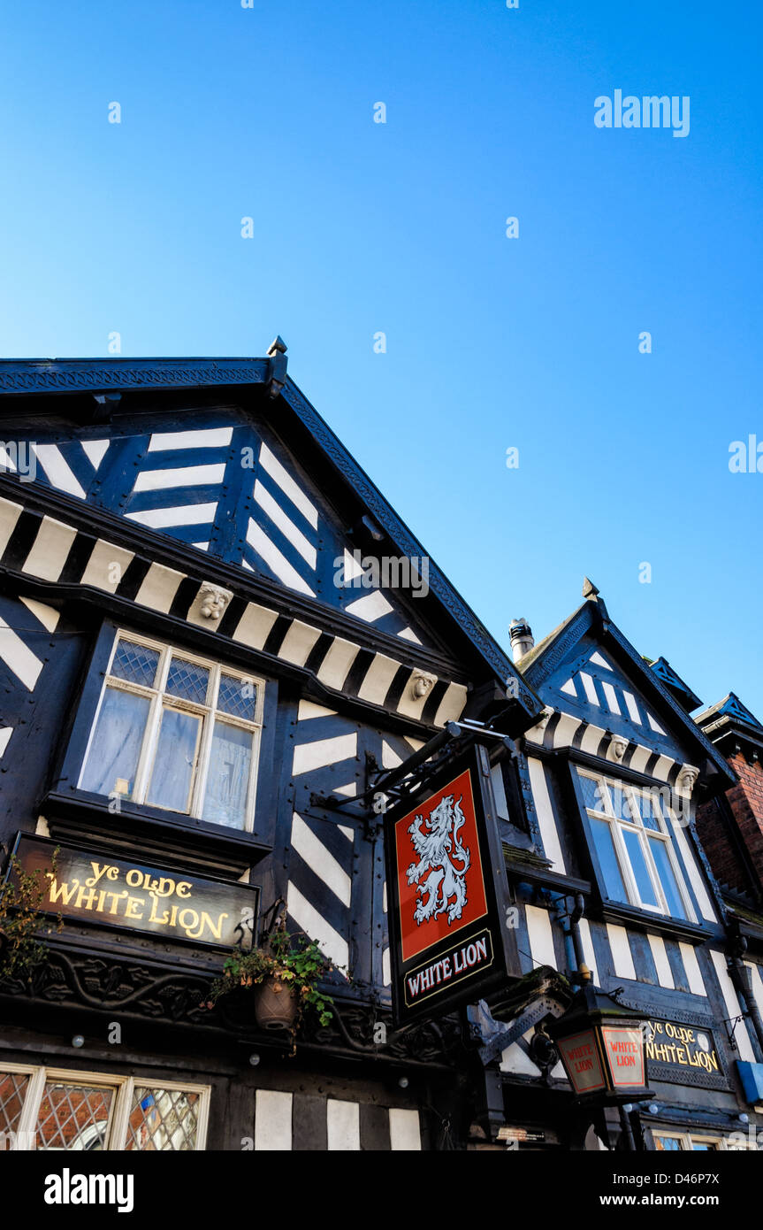 Altes traditionelles englisches Pub aus der Tudor-Ära, Pub Schild und halbe Fachwerkhaus ("schwarz-weiß") Bau zeigen. Stockfoto