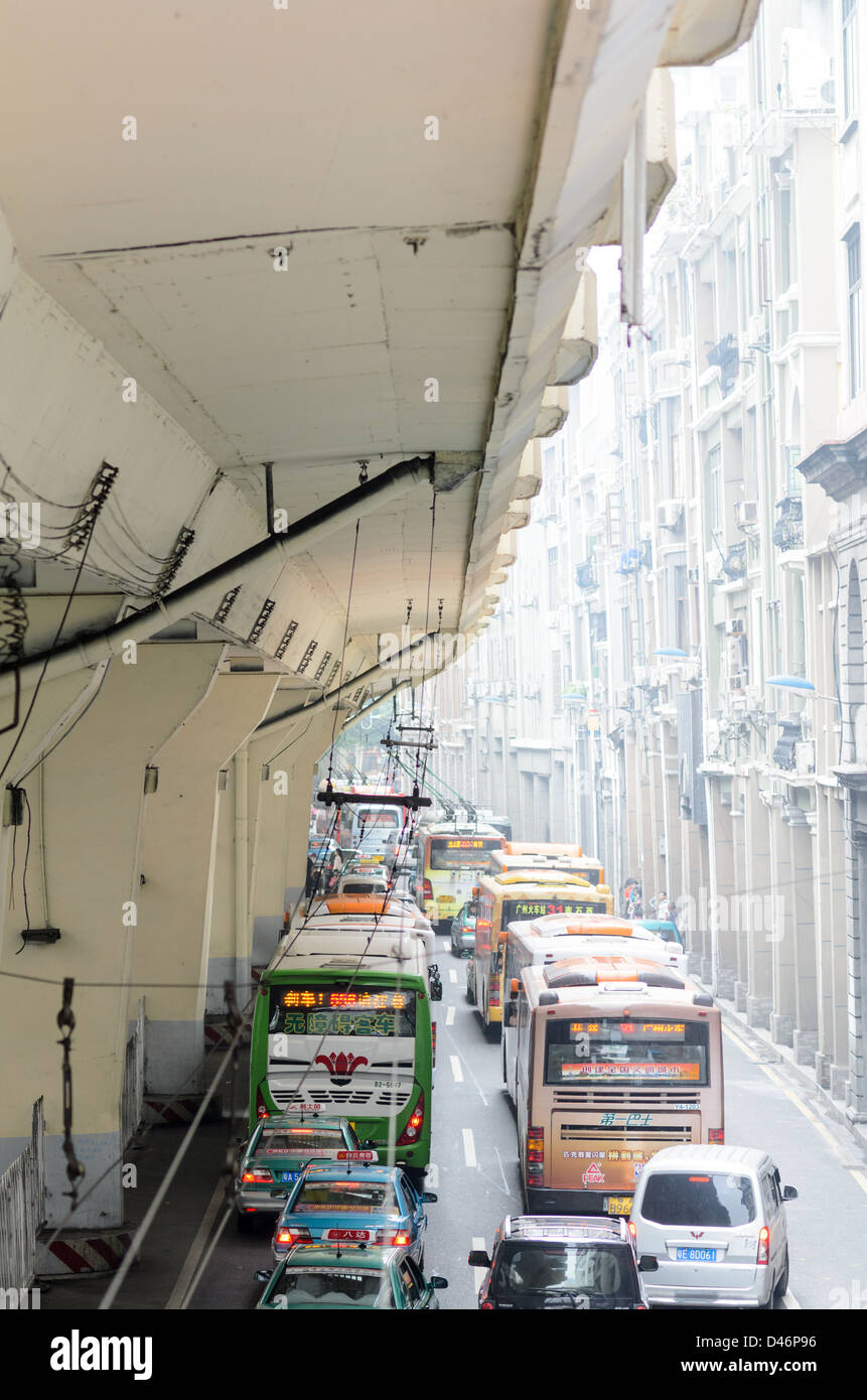 Stau in China: Netzwerkverkehrs-warteschlange unter der Hochstraße (Stadtautobahn) darauf abzielt, die Verkehrsüberlastung abzubauen. Starker Verkehr auf einer verkehrsreichen Straße. Stockfoto
