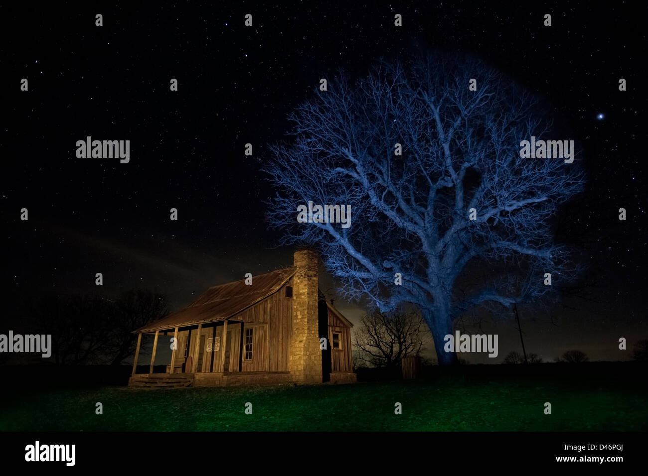 Alten westlichen Hütte im Westen von Texas unter dem Nachthimmel Zeit gemalt mit Licht Stockfoto