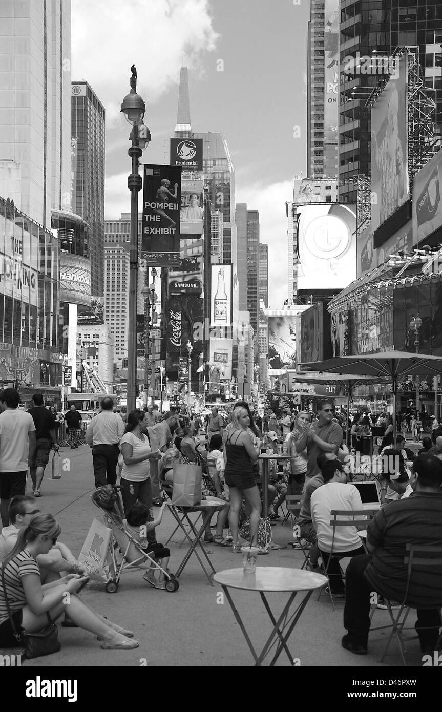Menschen hängen in Time Square New York City - schwarz / weiß Bild Stockfoto